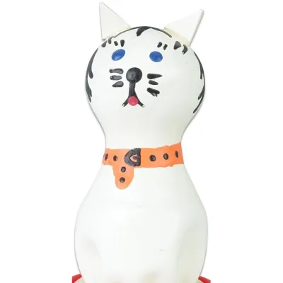 Weiße Katzenfigur mit blauen Augen, schwarzem Schnurrbart und orangefarbenem Halsband.