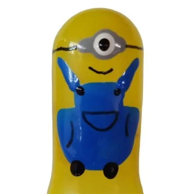 Gelbe Figur mit einem Auge und blauer Latzhose, lächelnd.