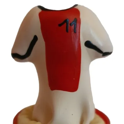 Figur eines Fußballtrikots mit rotem Streifen und der Nummer 11 auf dem Rücken.