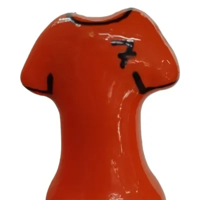 Red ceramic figure in the shape of a jersey with the black number 7 on the chest.