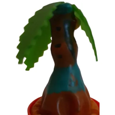Spielzeug-Palme mit braunem Stamm und grünen Blättern auf rotem Sockel.