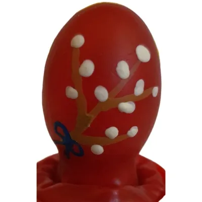 Rotes Osterei mit weißem Punktmuster und blauer Schleife, aufrecht stehend.