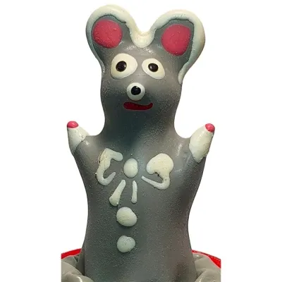 Graue Mausfigur mit rosa Ohren und roten Lippen, hebt die Arme.