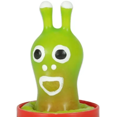 Grüne, cartoonartige Figur mit großen Augen und offenem Mund in einem roten Behälter.