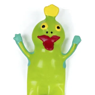 Grüne, cartoonartige Figur mit gelbem Kopf, roten Lippen und blauen Armen, die fröhlich die Arme hebt.