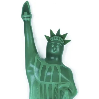 Grüne Statue der Freiheit mit lächelndem Gesicht und erhobenem Arm, stilisiert und vereinfacht dargestellt.