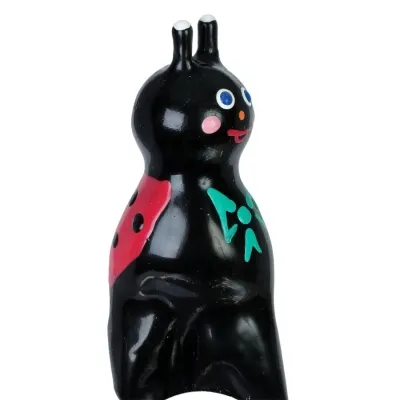Schwarze Marienkäferfigur mit roten Flügeln und bunten Details, lächelnd mit großen Augen.