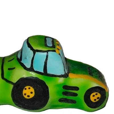 Grünes Spielzeugauto mit blauen Fenstern und gelben Rädern, seitliche Ansicht.