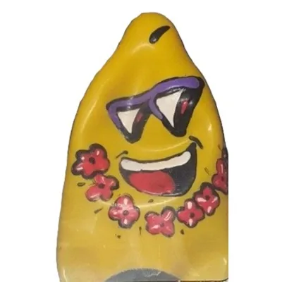 Gelbes Cartoon-Gesicht mit Sonnenbrille, offenem Mund und Blumenkranz.
