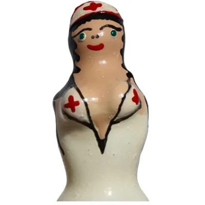 Keramikfigur einer Krankenschwester mit rotem Kreuz auf der Mütze und Kleidung, lächelndes Gesicht.