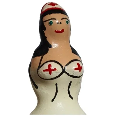 Figur einer Krankenschwester mit weißer Uniform und roten Kreuzen, schwarze Haare, grünen Augen, roter Mund.