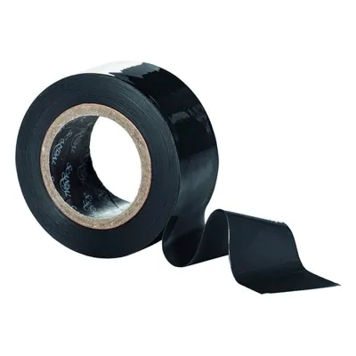 Schwarzes Isolierband, teilweise abgerollt, auf weißem Hintergrund.