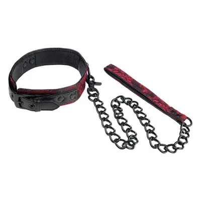 Schwarzes Halsband mit rotem Muster und Kette, verbunden mit einer passenden Leine.