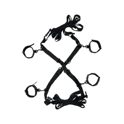 Schwarzes Bondage-Set mit vier verstellbaren Manschetten und Gurten, auf weißem Hintergrund.