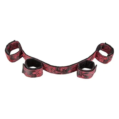 Rotes und schwarzes Bondage-Set mit vier Manschetten, verbunden durch ein Band.