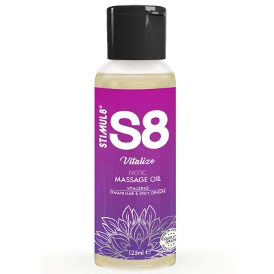 Flasche S8 Vitalize Massageöl, 125 ml, mit Omani Limette und würzigem Ingwer, lila Etikett mit Blumenmotiv.