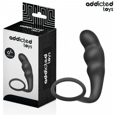 Schwarzes Sexspielzeug mit Ring, neben einer Verpackung mit der Aufschrift "addicted toys".