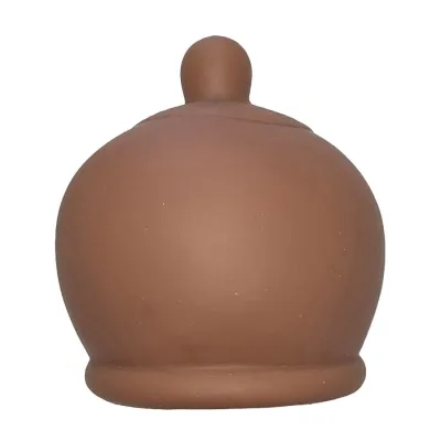 Brauner, runder Terrakotta-Deckel mit kleinem Griff oben.