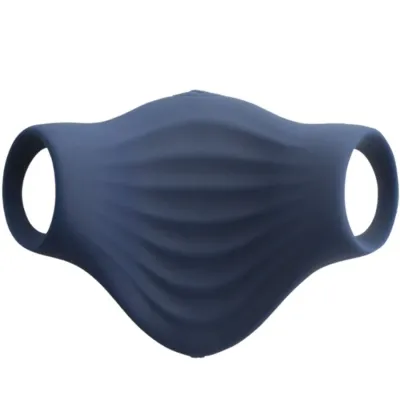 Dunkelblaue, strukturierte Gesichtsmaske mit geschwungenem Design und Ohrschlaufen.