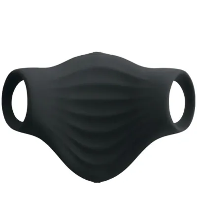 Schwarze, strukturierte Gesichtsmaske mit zwei Ohrschlaufen, wellenförmiges Design.