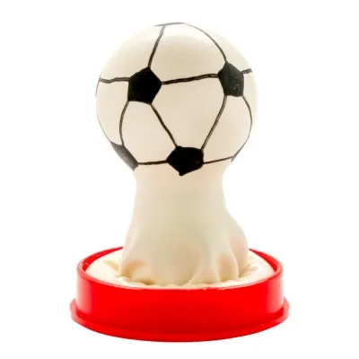 Stempel mit Fußballmuster auf rotem Sockel, weißer Hintergrund.