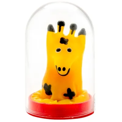 Gelbe Giraffenfigur mit schwarzen Flecken in einer durchsichtigen Kuppel auf rotem Sockel.