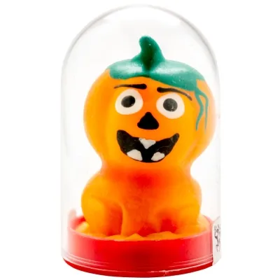 Orange Kürbisfigur mit Gesicht, grüner Stiel, in durchsichtiger Kuppel auf rotem Sockel.