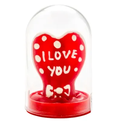 Rotes Herz mit weißen Punkten und "I LOVE YOU" Schriftzug in einer durchsichtigen Kuppel.