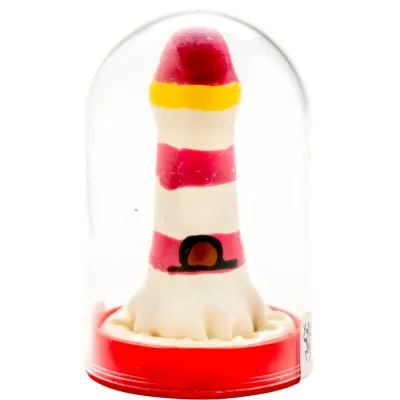 Spielzeug-Leuchtturm in Rot und Weiß unter einer durchsichtigen Kuppel auf rotem Sockel.