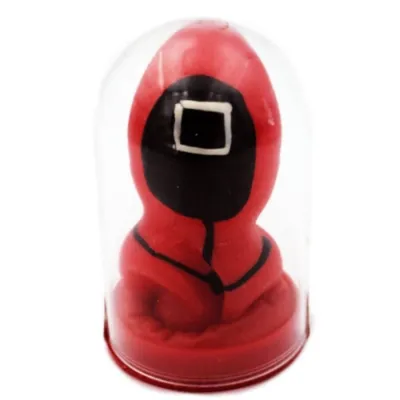 Rote Figur mit schwarzer Maske in einer durchsichtigen Kuppel.