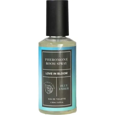 Raumsprayflasche mit schwarzem Etikett, Aufschrift: "Pheromone Room Spray, Love in Bloom, Blue Ember, Eau de Toilette".