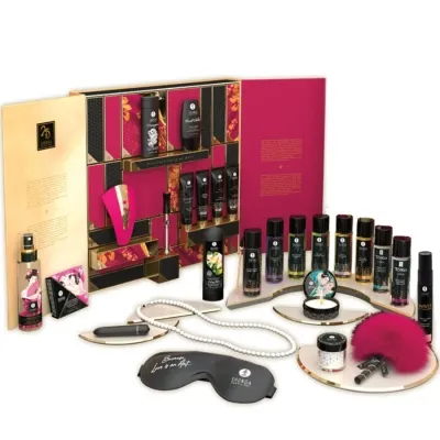Adventskalender mit Kosmetikprodukten, Massageölen, Augenmaske und Accessoires auf weißem Hintergrund.