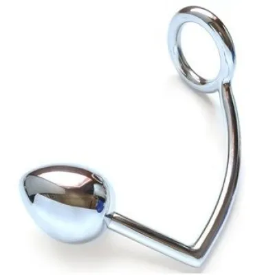 Metallisches, gebogenes Objekt mit einem Ring an einem Ende und einer ovalen Form am anderen Ende, auf weißem Hintergrund.