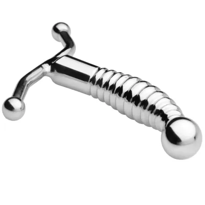 Metallisches Massagegerät mit geriffeltem Griff und zwei kugelförmigen Enden auf weißem Hintergrund.