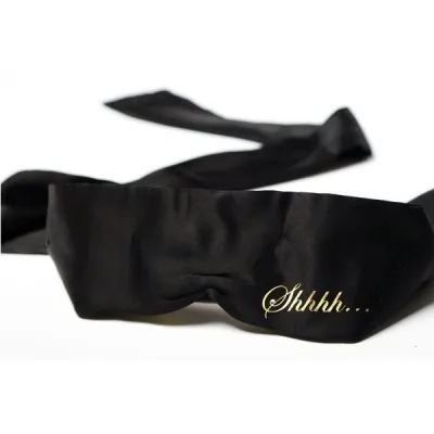 Schwarze Augenmaske mit goldener Aufschrift "Shhhh...".