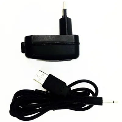 Schwarzes Ladegerät mit USB-Kabel und Netzstecker, auf weißem Hintergrund.