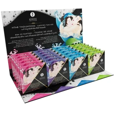 Bunte Verpackungen von Shunga Sea Salt Crystals in einem Display, mit kunstvollen Illustrationen und Text.