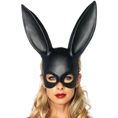 Person mit schwarzer Hasenmaske und langen Ohren, roter Lippenstift, blondes Haar.