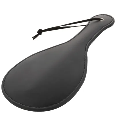 Schwarzes Lederpaddel mit Schlaufe, auf weißem Hintergrund.