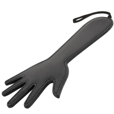Schwarzer Lederpaddel in Form einer Hand mit Schlaufe am Griff.