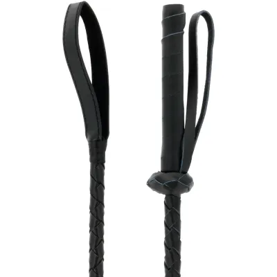 Zwei schwarze, geflochtene Peitschen mit Schlaufen an den Griffen, auf weißem Hintergrund.