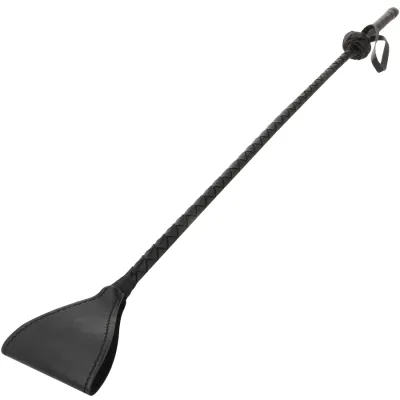 Schwarze Reitgerte mit geflochtenem Griff und breiter Lederklatsche.