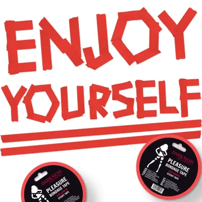 Roter Text "ENJOY YOURSELF" aus Klebeband, mit zwei Rollen Bondage Tape darunter.