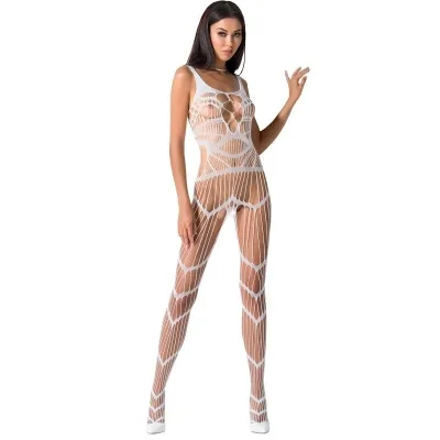 Frau in einem weißen, durchbrochenen Catsuit mit geometrischem Muster, posiert vor weißem Hintergrund.