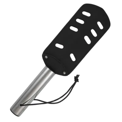 Schwarzer Grillwender mit Metallschaft und Schlaufe, rechteckige Form mit Schlitzen.