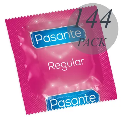 Rosa Kondomverpackung mit der Aufschrift "Pasante Regular", daneben ein Kreis mit "144 PACK".