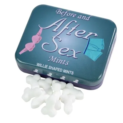 Blaue Metalldose mit der Aufschrift "Before and After Sex Mints", daneben weiße, geformte Minzbonbons.
