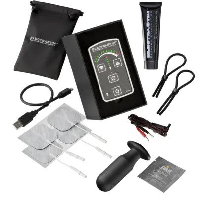 Elektrostimulationsgerät mit Zubehör: Kabel, Elektroden, Gel, Tasche, Schlaufen und Plug.