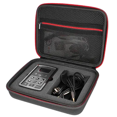 Schwarzes Etui mit rotem Reißverschluss, enthält ein elektronisches Gerät und Kabel in Schaumstoffeinlage.