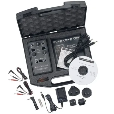 Elektrostimulationsgerät-Set in einem offenen Koffer mit Zubehör, Kabeln und einer CD.